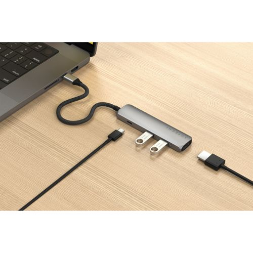 Hub USB C plateado con dos memorias USB conectadas a un portátil.