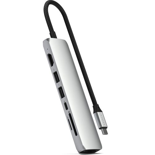Ein silberner USB-C-Hub mit HDMI-, USB-A-, SD-Kartensteckplätzen und einem schwarzen Kabel.