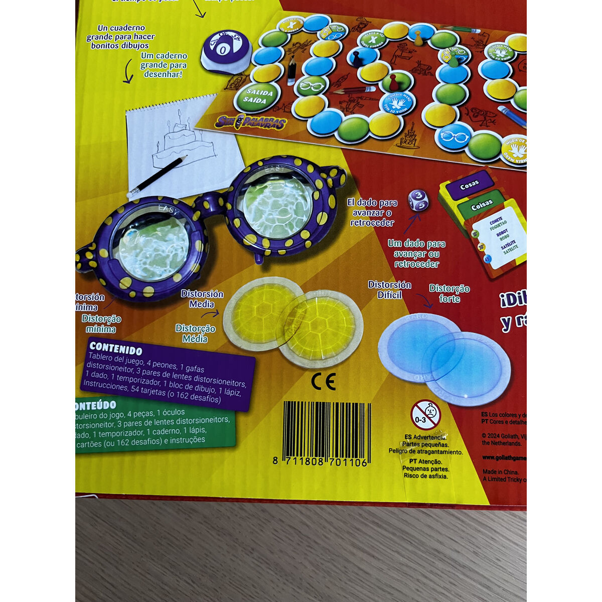 Tablero de juego con círculos coloridos, gafas, lentes y cartas.