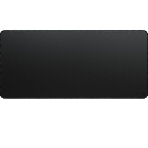 Zwarte muismat met gestikte randen en een klein logo rechtsonder.