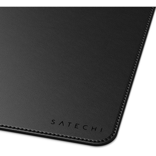 Zwart leren muismat met stiksels en Satechi-logo.