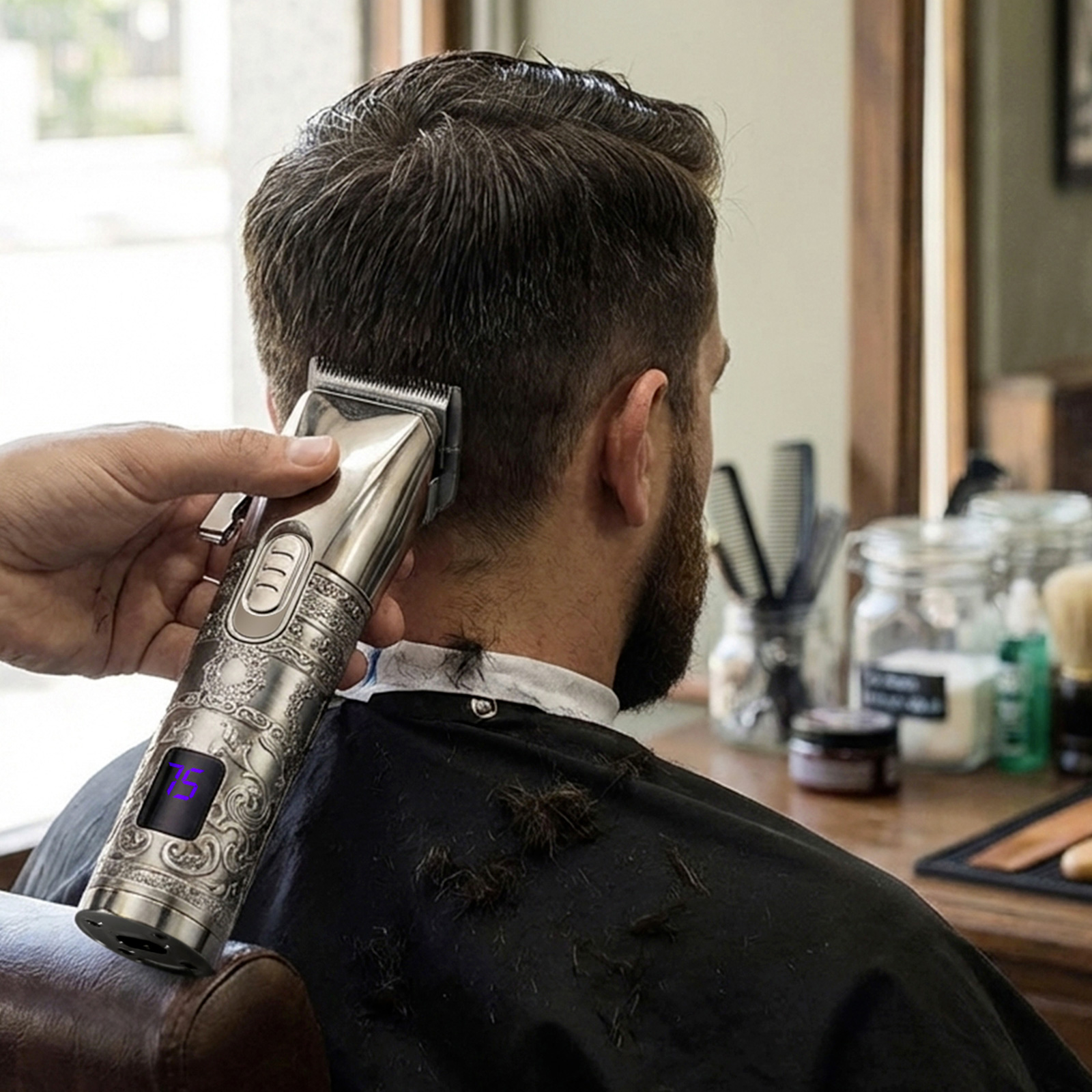 Ein Friseur schneidet einem Mann mit einem Silberhaarschneider die Haare.