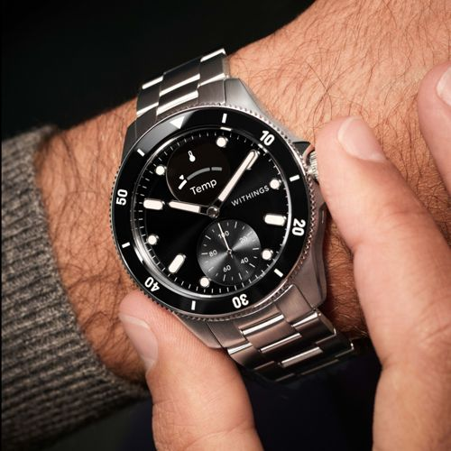 Eine Armbanduhr mit schwarzem Zifferblatt und silbernem Armband. "Temp" wird angezeigt.