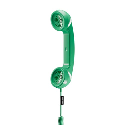 Un ricevitore telefonico verde con cavo a spirale ed etichetta nera su sfondo bianco.