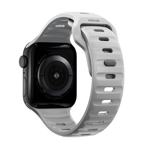 Une Apple Watch noire avec bracelet Nomad gris est montrée sur fond blanc.