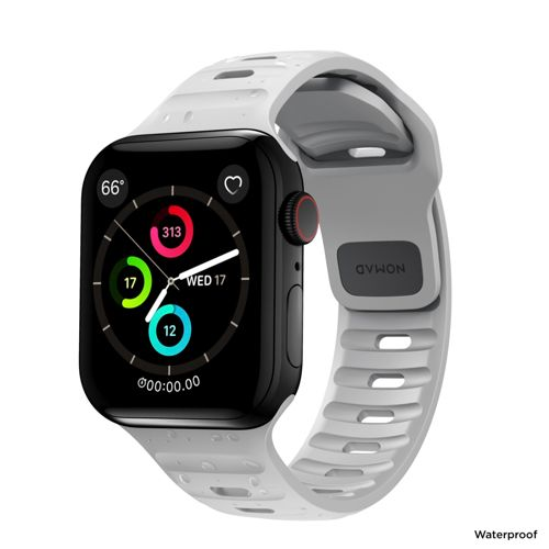 Une Apple Watch blanche avec écran noir affichant l'heure, la fréquence cardiaque et les statistiques d'activité.