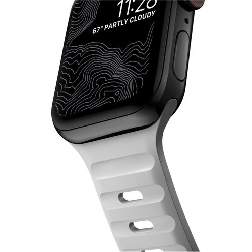 Une montre connectée grise avec boîtier noir et écran affichant les prévisions météo.