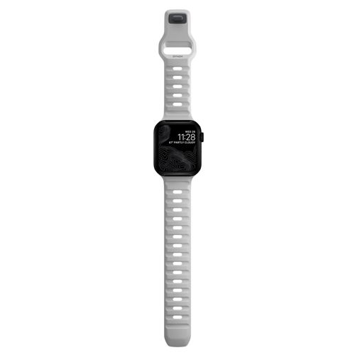 Une montre connectée grise avec un écran noir affichant l'heure.
