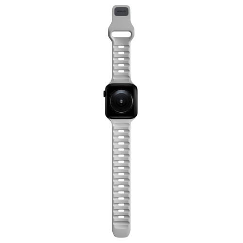 Une Apple Watch grise avec un bracelet gris foncé, sur fond blanc.