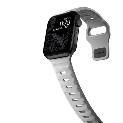 Apple Watch grise avec cadran noir affichant une carte topographique.