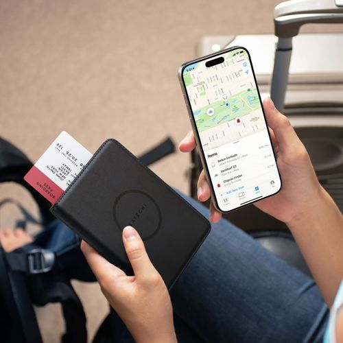 Person hält schwarzes Etui mit Bordkarten und iPhone mit Karte.