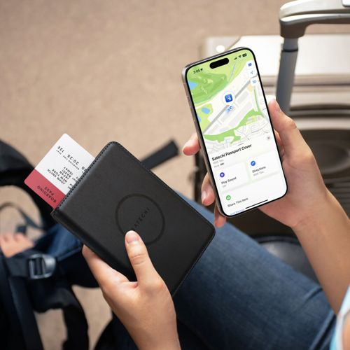 Eine Person hält ein schwarzes Portemonnaie mit Bordkarten und ein Smartphone mit einer Karten-App.