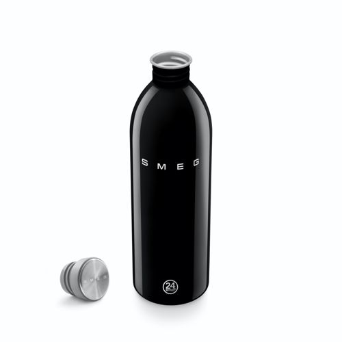 Schwarze Smeg-Flasche mit silbernem Verschluss daneben, weißer Hintergrund.
