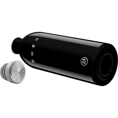 Schwarze Smeg-Wasserflasche mit silbernem Deckel, auf weißem Hintergrund.