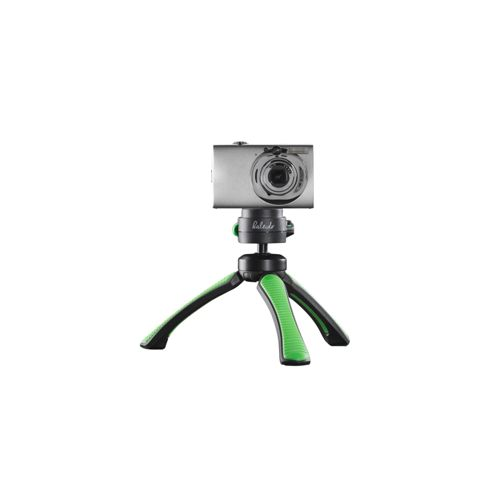 Fotocamera digitale argentata su un piccolo treppiede con gambe verdi.