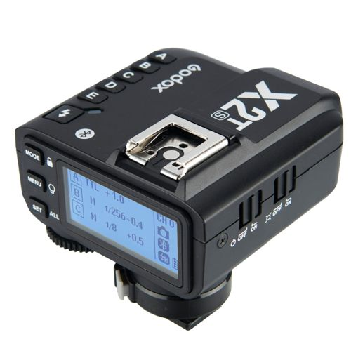 Schwarzer Godox X2T Blitztrigger mit LCD-Bildschirm, Tasten und Blitzschuh.