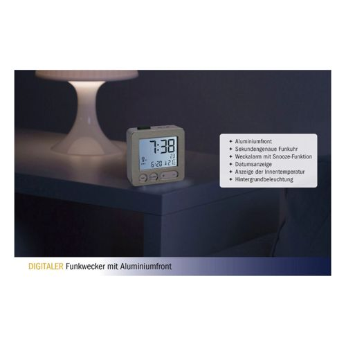 Digitaler Wecker mit Aluminiumfront zeigt 7:38 Uhr, Datum und Temperatur an.