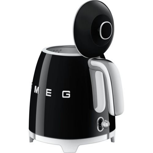 Tetera negra SMEG con asa cromada, tapa abierta mostrando el interior.