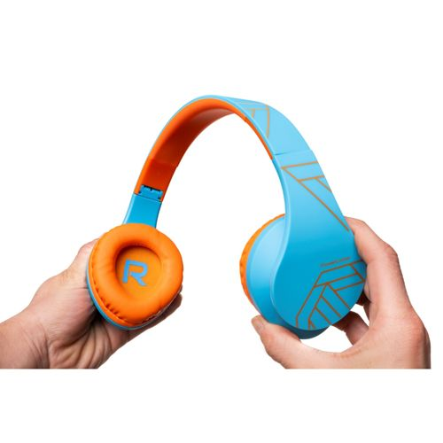 Cuffie blu con padiglioni arancioni, tenute da due mani.