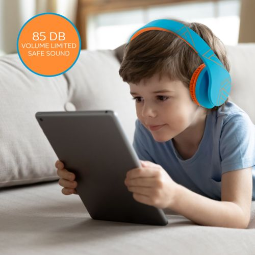 Un ragazzo con cuffie blu guarda un tablet che tiene in mano.