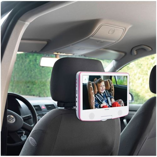Ein tragbares DVD-Gerät mit einem lächelnden Jungen im Kindersitz ist an einem Autositz befestigt.