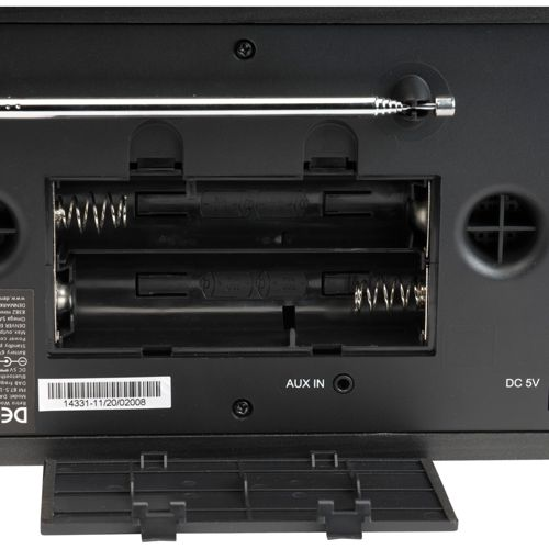 Parte posterior de un dispositivo negro que muestra compartimento de pilas, AUX IN, DC 5V y antena.