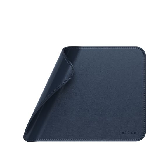 Dunkelblaue Mousepad-Ecke ragt nach links. Nahtdetails sichtbar.
