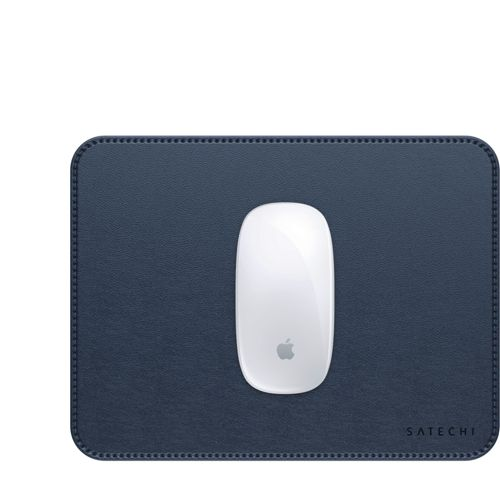 Weiße Maus mit Apple-Logo auf dunkelblauem Leder-Mauspad mit Nähten.