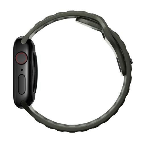 Reloj inteligente negro con correa verde oscuro visto de lado sobre fondo blanco.