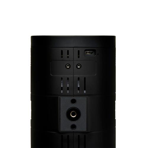 Arrière d'un appareil noir avec port USB, fentes de ventilation et support de trépied.