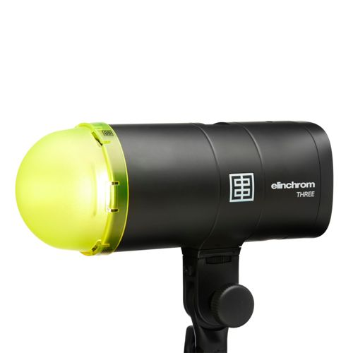 Un flash Elinchrom noir avec un couvercle jaune est allumé.