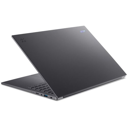 Un laptop Acer chiuso e scuro che mostra tastiera e porte su sfondo bianco.