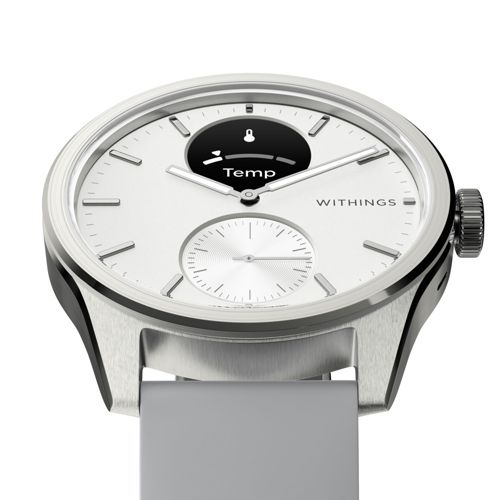 Primo piano di uno smartwatch argentato con quadrante bianco e cinturino grigio.
