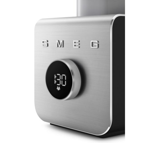 Nahaufnahme eines silbernen SMEG-Toasters mit Digitalanzeige, die 30 zeigt.