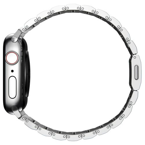 Un reloj inteligente plateado con correa de eslabones metálicos visto de lado.