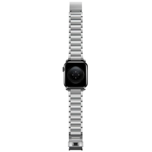 Brazalete plateado de smartwatch con carcasa y parte trasera negras.