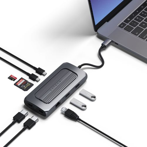 Un hub USB-C Satechi è collegato a un laptop, con schede SD e unità USB nelle vicinanze.