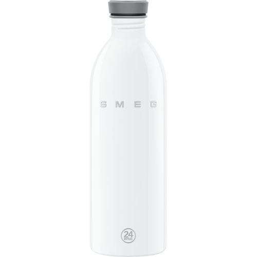 Weiße Smeg-Flasche mit grauem Deckel und silbernem Logo auf weißem Hintergrund.