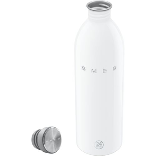 Weiße Smeg-Flasche mit silbernem Verschluss. Logo und 24-Stunden-Symbol sichtbar.