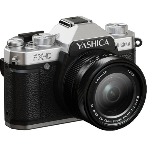 Appareil photo Yashica FX-D 100 argent et noir avec objectif, fond blanc.
