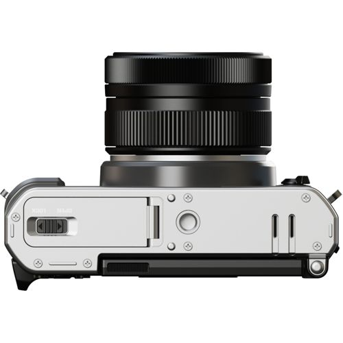 Appareil photo argenté avec objectif, vu de dessus. Compartiment batterie avec loquet.