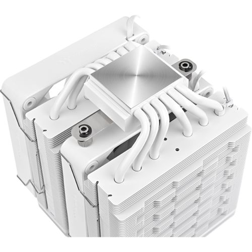 Un dissipatore per CPU bianco con alette in alluminio e heatpipe in rame.