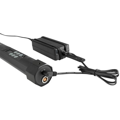 Ein schwarzes Stromkabel verbindet ein längliches Gerät mit einem Netzteil.