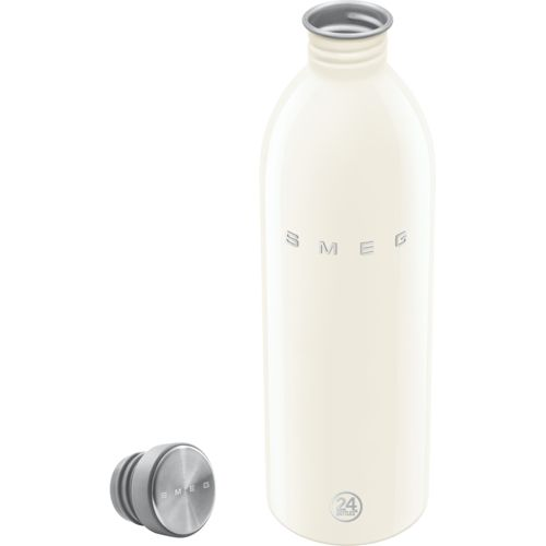 Eine cremefarbene SMEG-Wasserflasche mit silberner Kappe und links einem separaten silbernen Deckel.