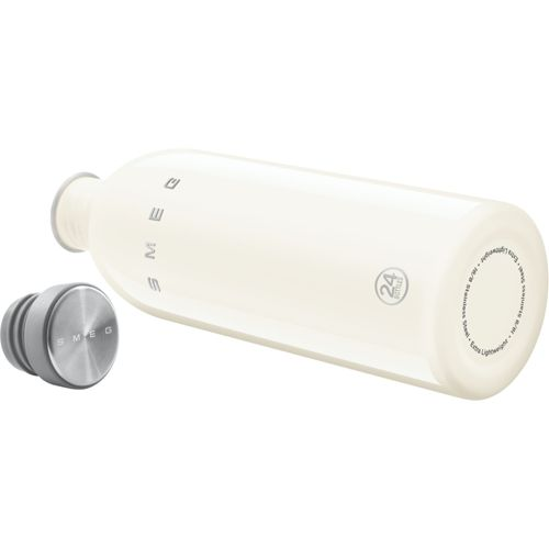 Eine cremefarbene Smeg-Flasche liegt neben ihrer silbernen Kappe. Ein Kreis mit '24 Bottles'.
