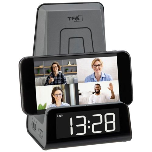 Digitaluhr mit Videokonferenz: Vier Personen im Bildschirm, Zeit 13:28.