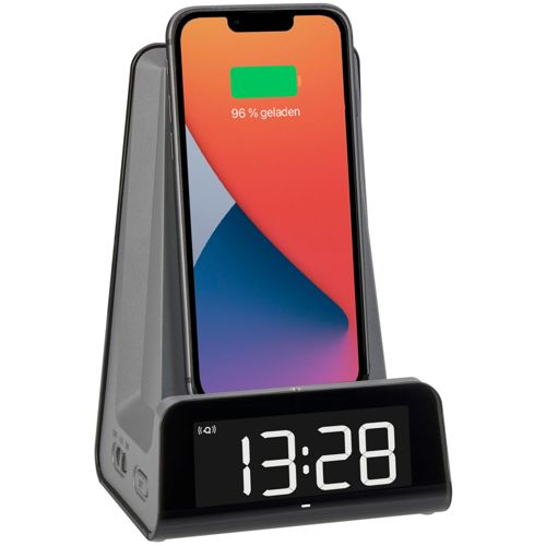 Smartphone auf Ladestation mit Digitaluhr, 96% geladen.