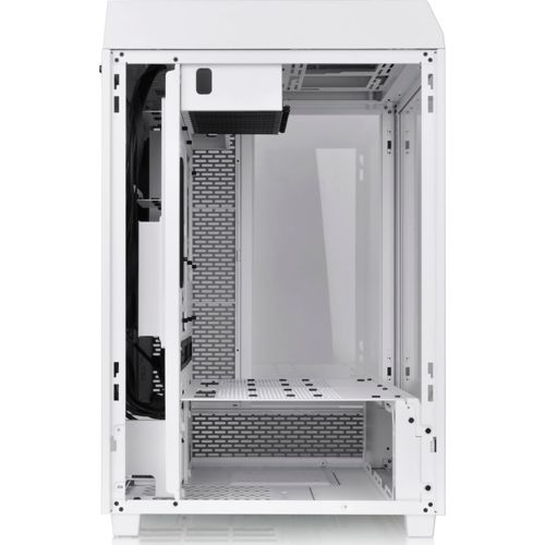Een witte computerkast met glazen voorkant en open interieur.