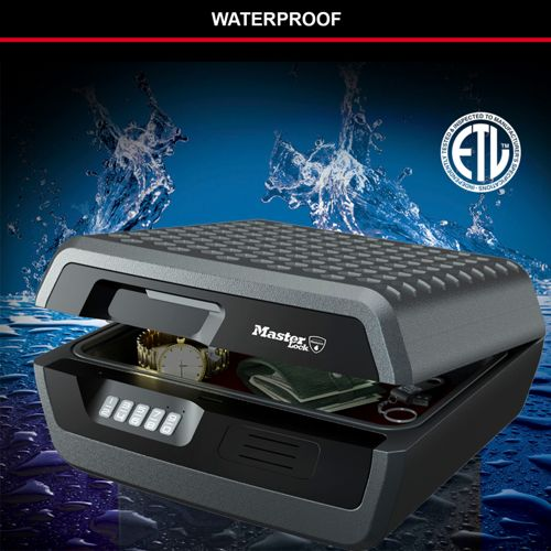 Caja fuerte impermeable Master Lock con teclado digital, reloj y llaves dentro.
