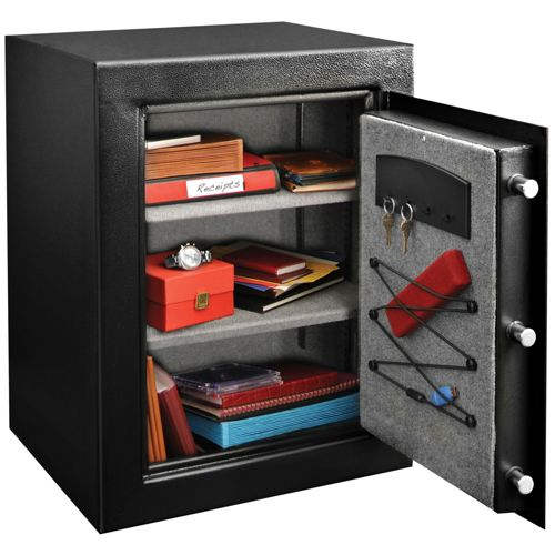 Caja fuerte negra abierta con estantes para archivos, un reloj y libros. Puerta con llaves y objeto rojo.